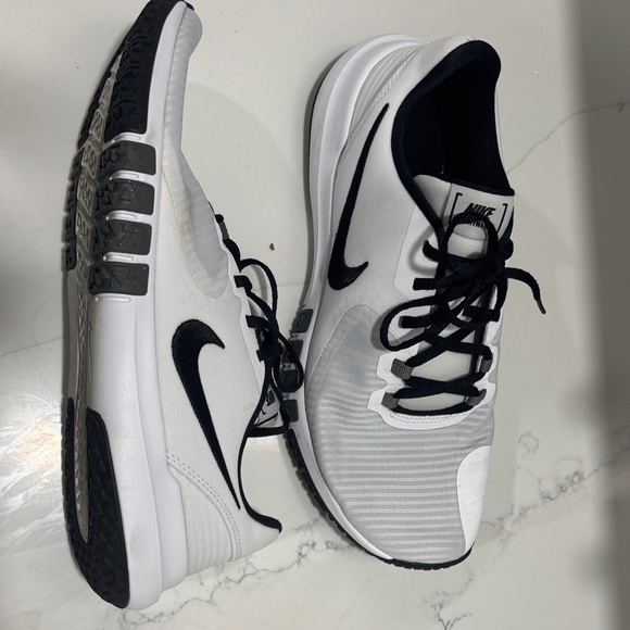 Nike Men's White and Black Running Shoes - Picture 5 of 11
